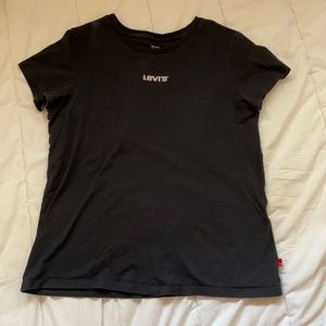 Black Levi’s t-shirt